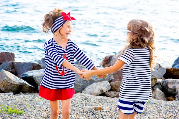 Deux jeunes filles près de la roche de mer — Photo