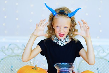 Şeytan kostümlü kabak ile oynarken küçük kız