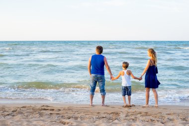 Üç plajda eğlenmek aile