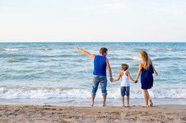 Üç plajda eğlenmek aile