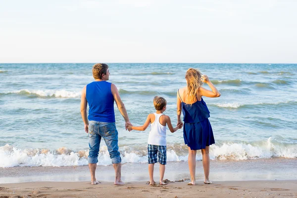 Üç plajda eğlenmek aile — Stok fotoğraf