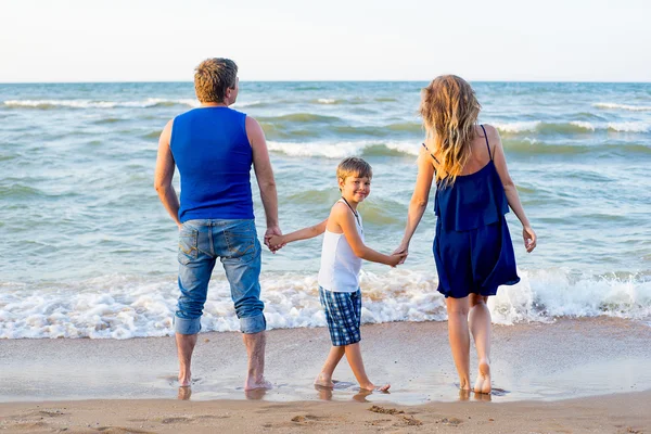 Üç plajda eğlenmek aile — Stok fotoğraf
