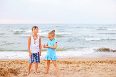 Kumsalda oynarken çocuklar