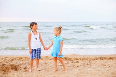 Kumsalda oynarken çocuklar