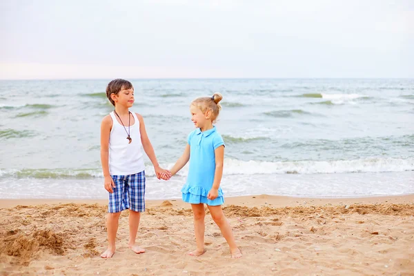 Two children playing on beach — Stock Photo, Image