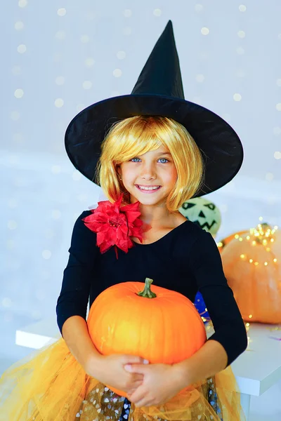 Gelukkig groep heks kinderen tijdens Halloween party — Stockfoto