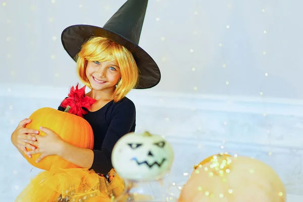 Gelukkig groep heks kinderen tijdens Halloween party — Stockfoto