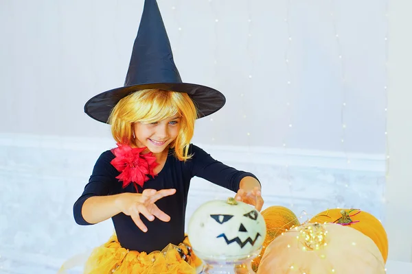 Gelukkig groep heks kinderen tijdens Halloween party — Stockfoto