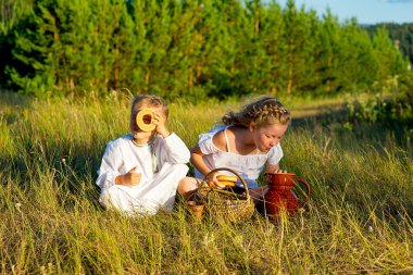 kardeş üzerinde piknik
