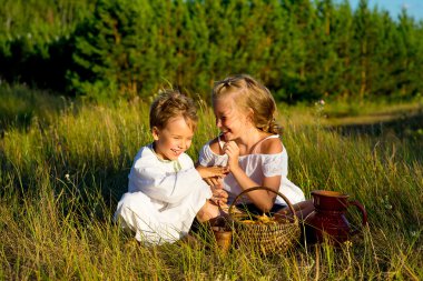 kardeş üzerinde piknik