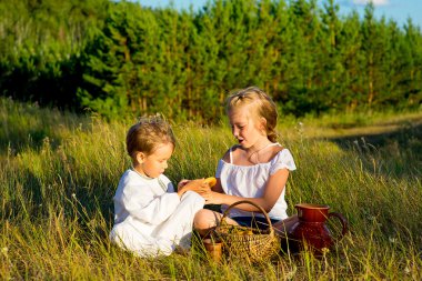 kardeş üzerinde piknik