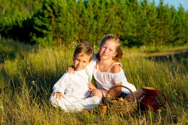 kardeş üzerinde piknik