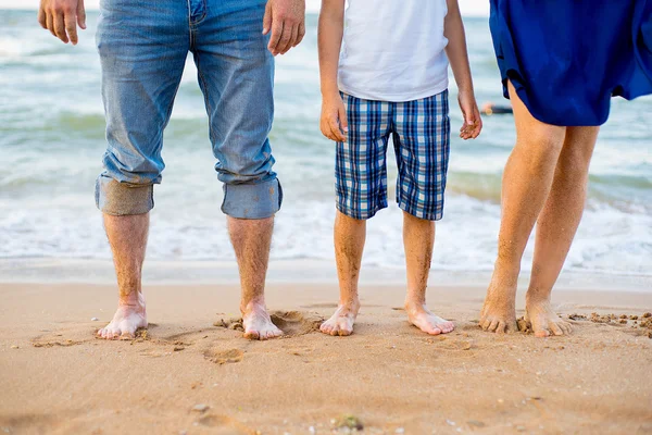 Adultos pé e uma criança na praia — Fotografia de Stock