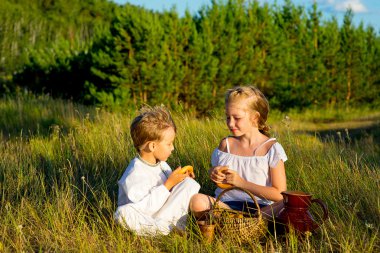 kardeş üzerinde piknik