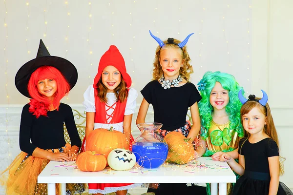 Счастливая группа детей в костюмах на вечеринке по случаю Хэллоуина — стоковое фото