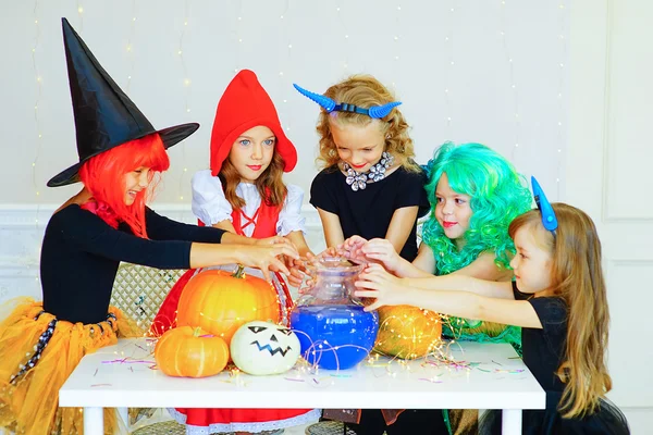 Szczęśliwy grupa dzieci w strojach podczas Halloween party — Zdjęcie stockowe