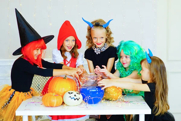 Gelukkig groep kinderen in kostuums tijdens Halloween party — Stockfoto