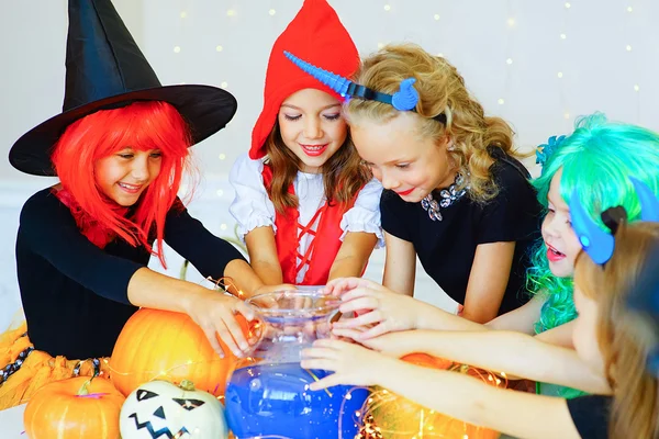 Feliz grupo de niños disfrazados durante la fiesta de Halloween —  Fotos de Stock