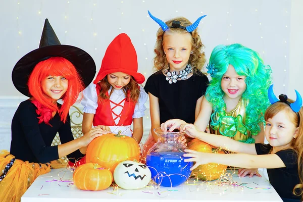 Gelukkig groep kinderen in kostuums tijdens Halloween party — Stockfoto