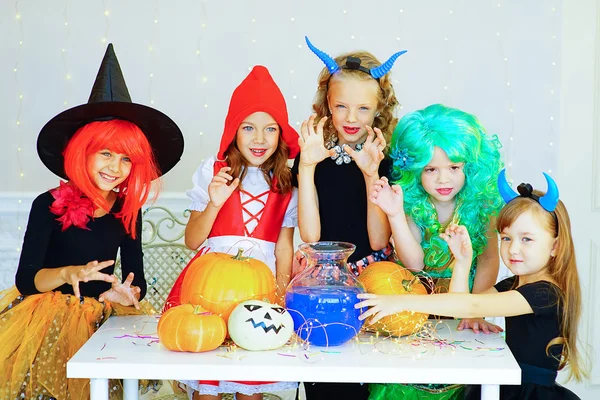 Gelukkig groep kinderen in kostuums tijdens Halloween party — Stockfoto