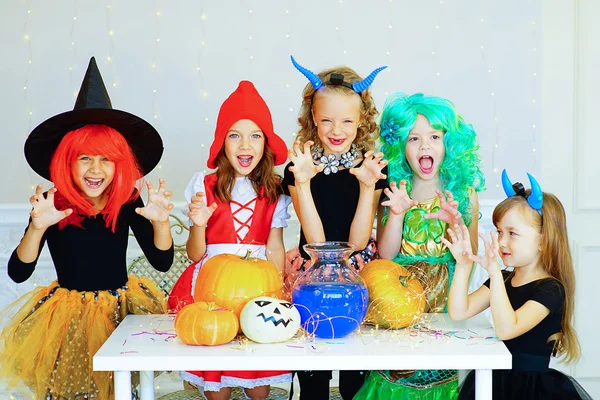 Gelukkig groep kinderen in kostuums tijdens Halloween party — Stockfoto