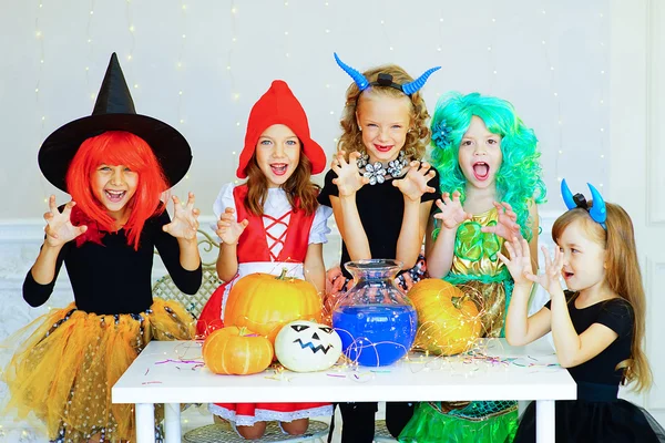 Feliz grupo de niños disfrazados durante la fiesta de Halloween —  Fotos de Stock