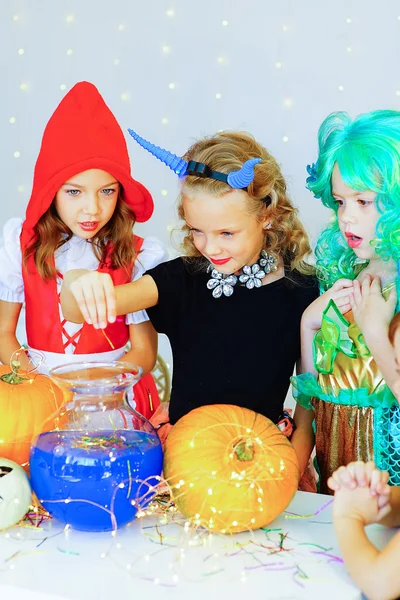 Счастливая группа детей в костюмах на вечеринке по случаю Хэллоуина — стоковое фото