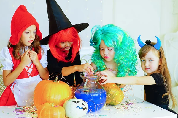 Feliz grupo de niños disfrazados durante la fiesta de Halloween —  Fotos de Stock