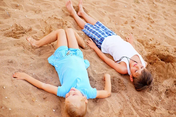 Dwoje dzieci, gry na plaży — Zdjęcie stockowe