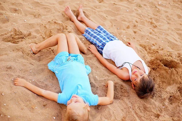 Duas crianças brincando na praia — Fotografia de Stock