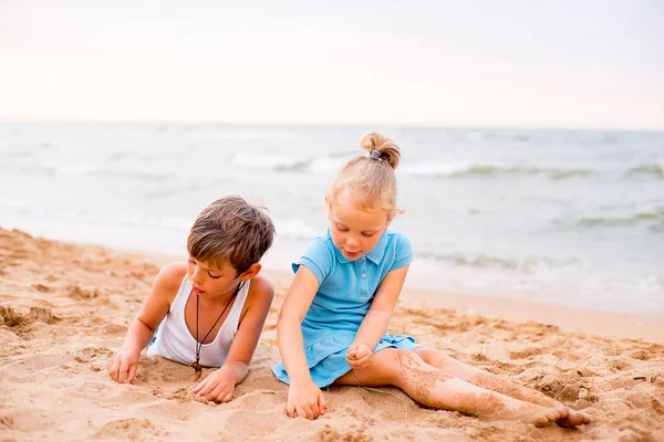 Two children playing on beach — Stock Photo, Image