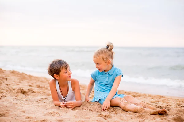 Deux enfants jouant sur la plage — Photo