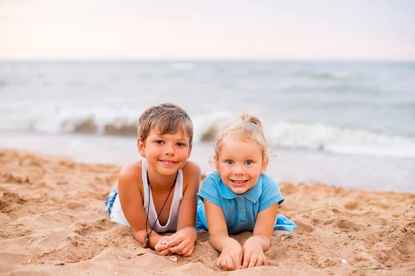 Two children playing on beach — Stock Photo, Image