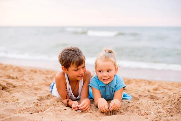 Kumsalda oynarken çocuklar — Stok fotoğraf