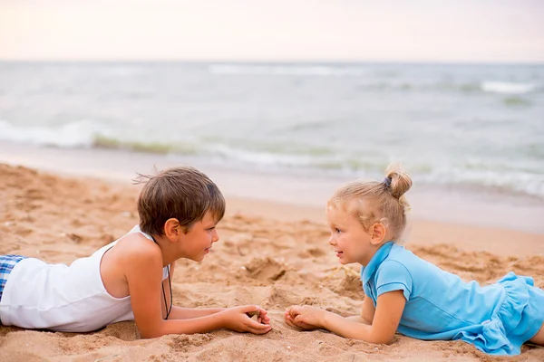 Två barn som leker på stranden — Stockfoto