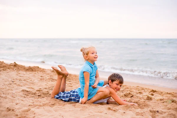 Två barn som leker på stranden — Stockfoto