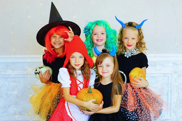 Gelukkig groep kinderen in kostuums tijdens Halloween party — Stockfoto