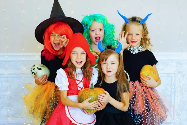 Heureux groupe d'enfants en costumes pendant la fête d'Halloween — Photo