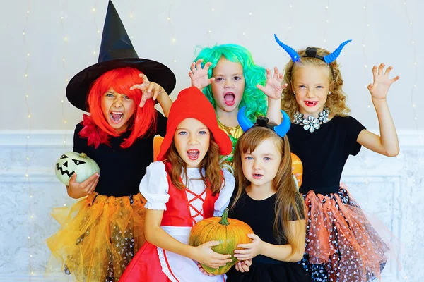 Boldog gyerekek-ban viseletek, Halloween party során csoport — Stock Fotó