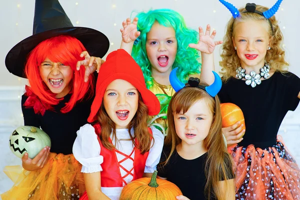 Heureux groupe d'enfants en costumes pendant la fête d'Halloween — Photo