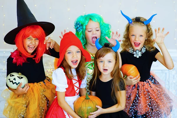 Grupo feliz de crianças em trajes durante a festa de Halloween — Fotografia de Stock
