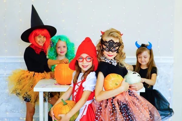 Feliz grupo de niños disfrazados durante la fiesta de Halloween —  Fotos de Stock