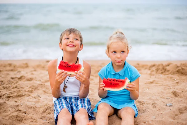 Δύο παιδιά στην παραλία — Φωτογραφία Αρχείου