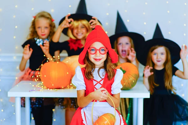 Çocuk kostümleri Cadılar Bayramı partisi sırasında mutlu grup — Stok fotoğraf