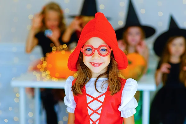 Boldog gyerekek-ban viseletek, Halloween party során csoport — Stock Fotó