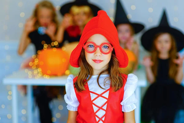 Feliz grupo de niños disfrazados durante la fiesta de Halloween — Foto de Stock