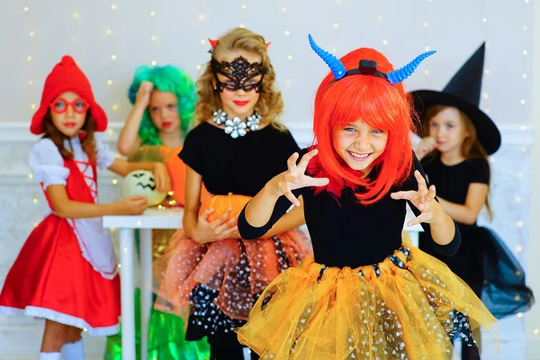Heureux groupe d'enfants en costumes pendant la fête d'Halloween — Photo