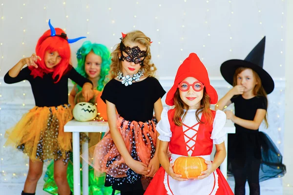 Çocuk kostümleri Cadılar Bayramı partisi sırasında mutlu grup — Stok fotoğraf