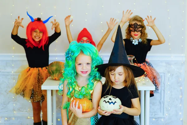 Heureux groupe d'enfants en costumes pendant la fête d'Halloween — Photo