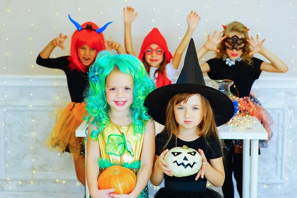 Feliz grupo de niños disfrazados durante la fiesta de Halloween —  Fotos de Stock